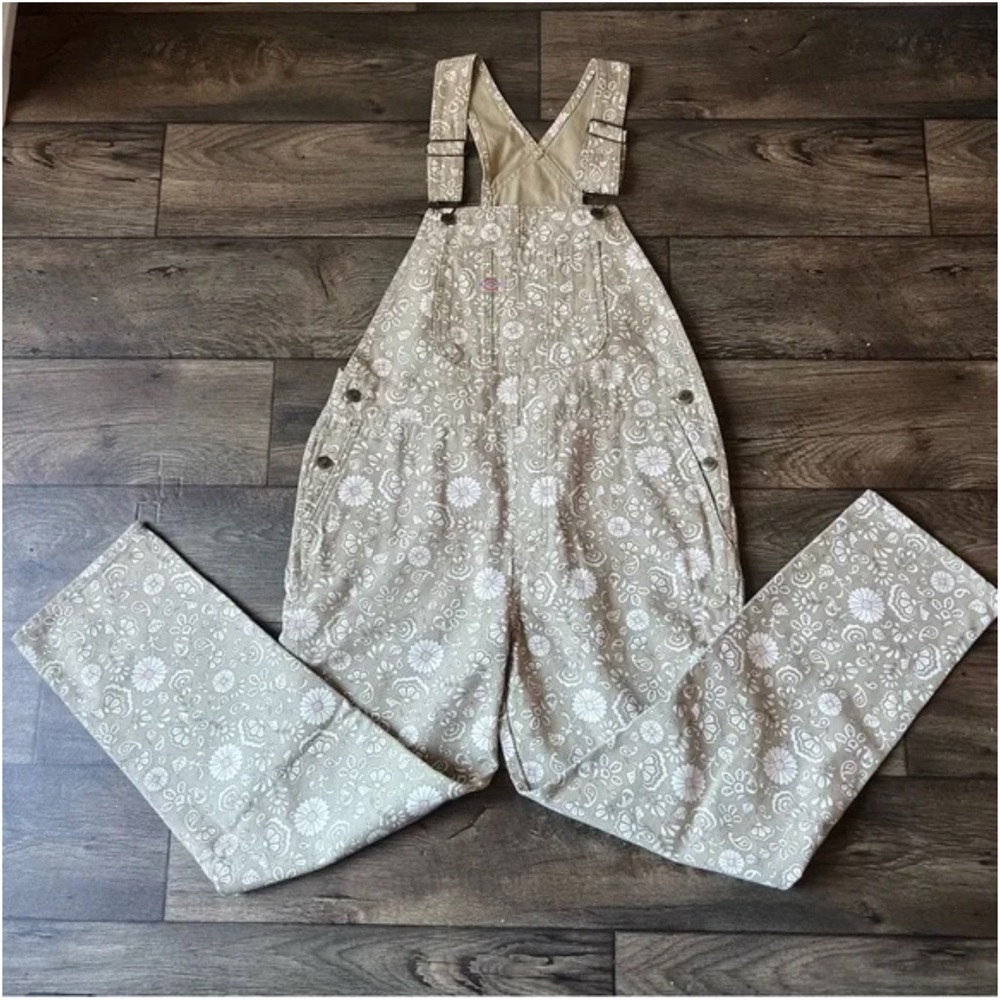 Dickies Women's Ellis Floral Bib 

Size: Small (S/P)
Color: Beige / tan